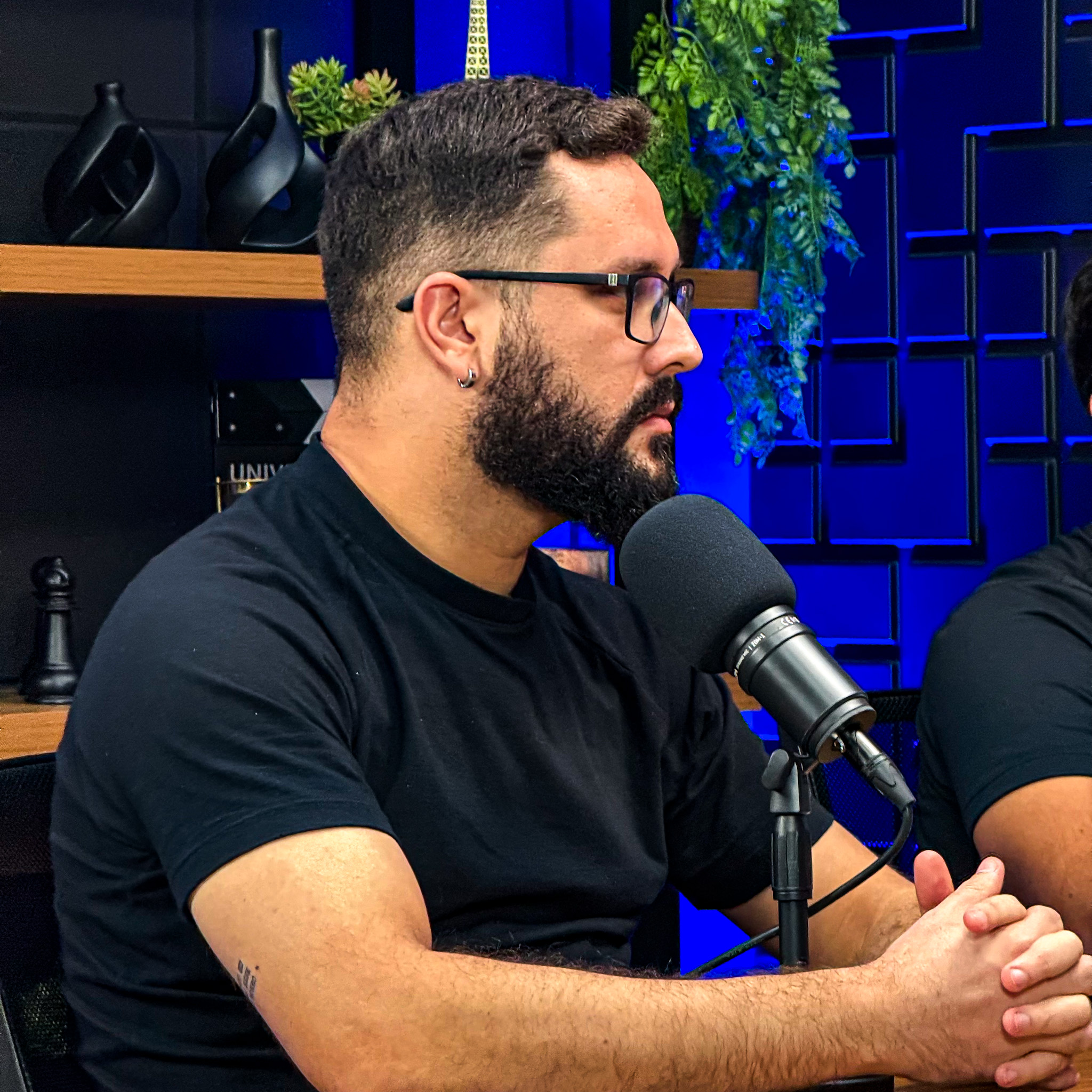 Giovane Tito em estúdio de podcast